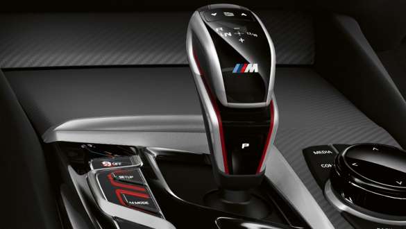 BMW M5 Competition s M postavkom F90 2020 Unutrašnjost BMW-a M5 Competition s prikazom ručice mjenjača i M postavkom F90 LCI Facelift 2020