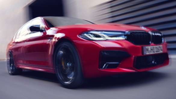Tročetvrtinski prikaz prednjeg kraja BMW-a M5 Competition s M xDrive opcijom F90 2020 Prikaz prednjeg kraja BMW-a M5 Competition s M xDrive opcijom F90 LCI Facelift 2020 BMW Individual Imola Red boje