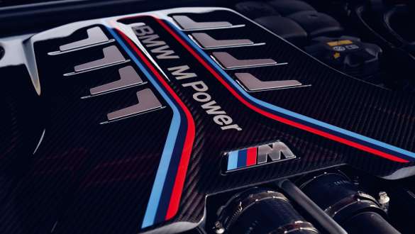 BMW M TwinPower Turbo 8-cilindarski benzinski motor BMW-a M5 Competition F90 2020 Detaljan prikaz 8-cilindarskog BMW M TwinPower Turbo benzinskog motora BMW-a M5 Competition F90 LCI Facelift 2020 ispod poklopca motora
