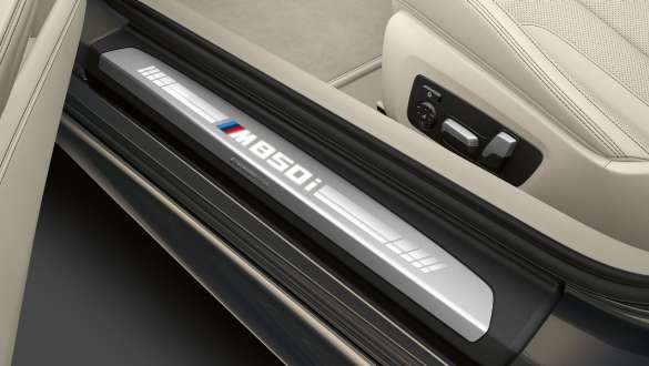 Pragovi vrata s M850i oznakom. Pragovi vrata BMW-a M850i xDrive Cabrio s M850i oznakom.