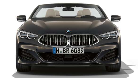 BMW M850i xDrive Cabrio, prednji kraj. BMW M850i xDrive Cabrio u Dravit Grey metalik boji, sa spuštenim mekim krovom, prednji kraj s dvostrukom rešetkom maske u Galvanic Cerium Grey boji.