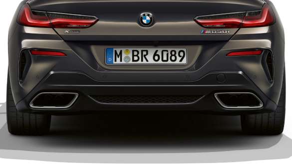 Cijevi ispušnog sustava lijevo i desno. BMW M850i xDrive Cabrio s cijevima ispušnog sustava lijevo i desno.