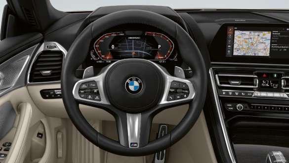 M kožni upravljač. Kokpit BMW-a M850i xDrive Cabrio s M kožnim upravljačem.