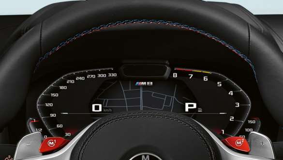 M specifična digitalna ploča. M specifična digitalna ploča BMW-a M8 Competition Cabrio.