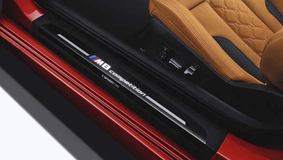 Pragovi vrata s M8 Competition oznakom. Pragovi vrata BMW-a M8 Competition Cabrio s M8 Competition oznakom.