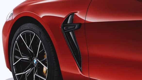 M specifične bočne škrge u crnoj boji. BMW M8 Competition Cabrio s M specifičnim bočnim škrgama u crnoj boji.
