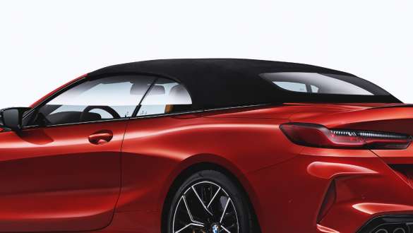 Crni spušteni krov. BMW M8 Competition Cabrio s crnim spuštenim krovom.
