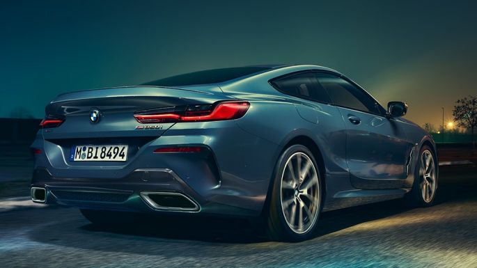BMW M850i xDrive Coupé, stražnji pogled. BMW M850i xDrive Coupé u Barcelona Blue metalik, stražnji pogled, vožnja noću.