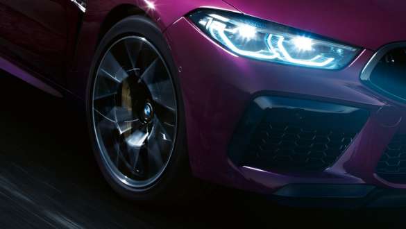 BMW M8 Competition Gran Coupé s prilagodljivim M ovjesom Detaljan prikaz prednjeg kraja BMW-a M8 Competition Gran Coupé s prilagodljivim M ovjesom F93 2020 Individual Ametrine metalik boje