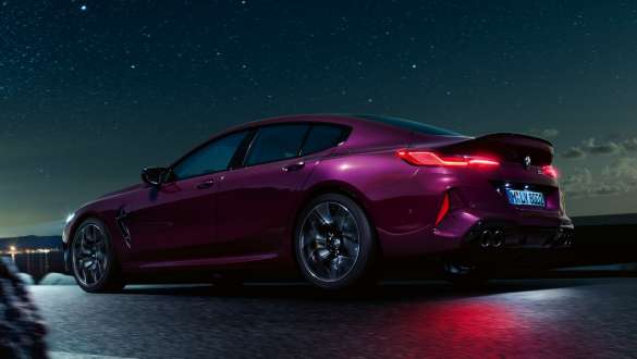 Tročetvrtinski bočni prikaz s ceste BMW-a M8 Competition Gran Coupé Tročetvrtinski bočni prikaz s ceste BMW-a M8 Competition Gran Coupé s opcijom M xDrive F93 2020 BMW Individual Ametrine metalik boje
