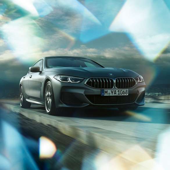 Tročetvrtinski prikaz prednjeg kraja BMW-a M850i xDrive Gran Coupé Tročetvrtinski prikaz prednjeg kraja BMW-a M850i xDrive Gran Coupé G16 2019 BMW Individual Frozen Bluestone metalik boje