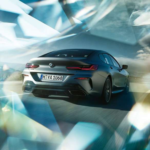 Tročetvrtinski prikaz stražnjeg kraja BMW-a M850i xDrive Gran Coupé Tročetvrtinski prikaz stražnjeg kraja BMW-a M850i xDrive Gran Coupé G16 2019 BMW Individual Frozen Bluestone metalik boje