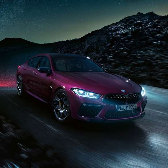 Prikaz prednjeg kraja BMW-a M8 Competition Gran Coupé Prikaz prednjeg kraja BMW-a M8 Competition Gran Coupé F93 2020 BMW Individual Ametrine metalik boje