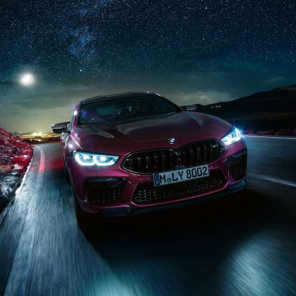 Prikaz u vožnji prednjeg kraja BMW-a M8 Competition Gran Coupé Prikaz u vožnji prednjeg kraja BMW-a M8 Competition Gran Coupé F93 2020 BMW Individual Ametrine metalik boje
