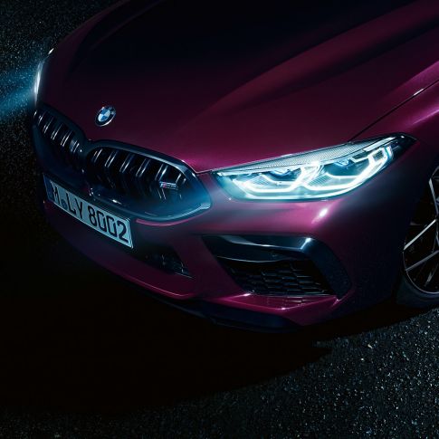 Detaljan bočni prikaz BMW-a M8 Competition Gran Coupé Detaljan bočni prikaz BMW-a M8 Competition Gran Coupé s BMW Laserlight F93 2020 BMW Individual Ametrine metalik bojom