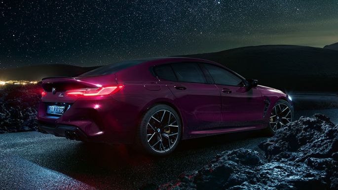 Tročetvrtinski bočni prikaz stražnjeg kraja BMW-a M8 Competition Gran Coupé Tročetvrtinski bočni prikaz stražnjeg kraja BMW-a M8 Competition Gran Coupé F93 BMW Individual Ametrine metalik boje