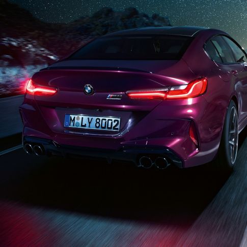 Detaljan prikaz stražnjeg kraja BMW-a M8 Competition Gran Coupé Detaljan prikaz stražnjeg kraja BMW-a M8 Competition Gran Coupé F93 BMW Individual Ametrine metalik boje