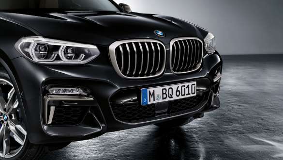 BMW X3 M40i i BMW X3 M40d, s M Aerodynamics paketom. BMW X3 M40i i BMW X3 M40d u Black Sapphire metalik boji, vanjština, prednji kraj s M Aerodynamics paketom.