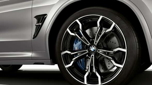 M kompozitne kočnice. BMW X3 M Competition u Donington Grey metalik boji, vanjština, M lakometalni kotači s M kompozitnim kočnicama.
