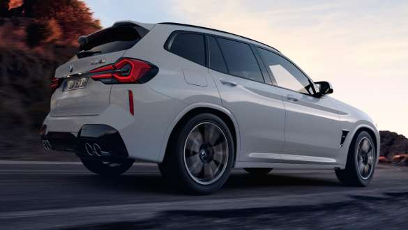 M xDrive BMW X3 M F97 LCI Facelift 2021 BMW X3 M F97 LCI Facelift 2021 M xDrive Alpine White bočni pogled straga iz niskog kuta