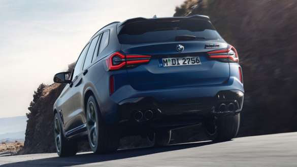 M xDrive BMW X3 M Competition F97 LCI Facelift 2021 BMW X3 M Competition F97 LCI Facelift 2021 Frozen Marina Bay Blue metalik u vožnji pogled straga iz niskog kuta M xDrive