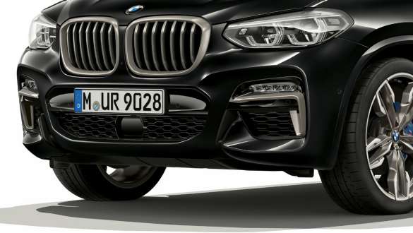 BMW X4 M40i i BMW X4 M40d, s M Aerodynamics paketom BMW X4 M40i i BMW X4 M40d u Black Sapphire metalik boji, vanjština, prednji kraj s M Aerodynamics paketom.