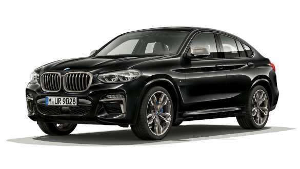 BMW X4 M40i i BMW X4 M40d, tročetvrtinski prednji prikaz, desna strana. BMW X4 M40i i BMW X4 M40d u Black Sapphire metalik boji, vanjština, tročetvrtinski prednji prikaz, desna strana.