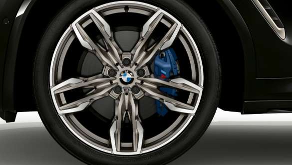 BMW X4 M40i i BMW X4 M40d, M Sport kočnice. BMW X4 M40i i BMW X4 M40d u Black Sapphire metalik boji, vanjština, lakometalni kotač s M sportskom kočnicom.