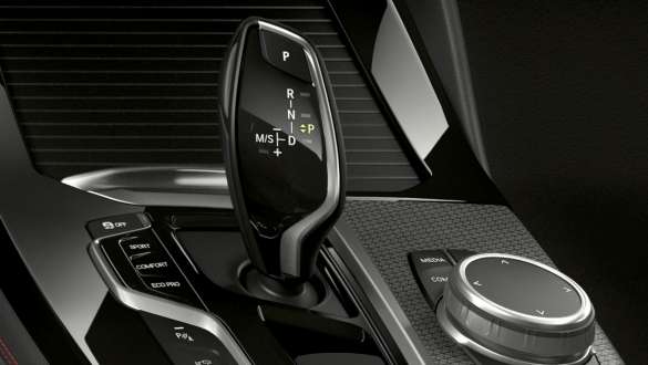 BMW X4 M40i i BMW X4 M40d, Steptronic Sport prijenos s 8 brzina. BMW X4 M40i i BMW X4 M40d, unutrašnjost, ručica mjenjača, Steptronic Sport prijenos s 8 brzina.