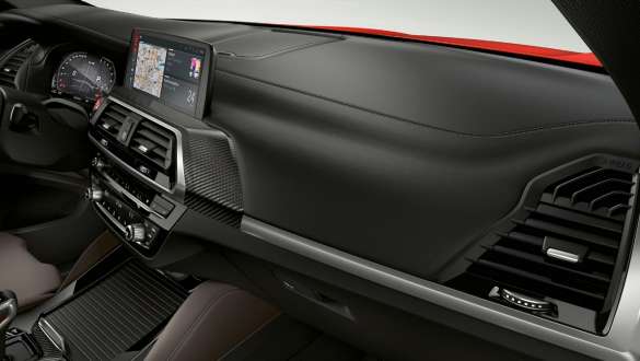 BMW X4 M Competition, ‘Carbon Fibre’ ukrasne letvice. BMW X4 M Competition, unutrašnjost, instrument ploča s ‘Carbon Fibre’ ukrasnim letvicama.