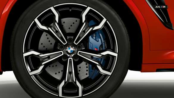 M kompozitne kočnice. BMW X4 M Competition u Toronto Red metalik boji, vanjština, M lakometalni kotači s M kompozitnim kočnicama.
