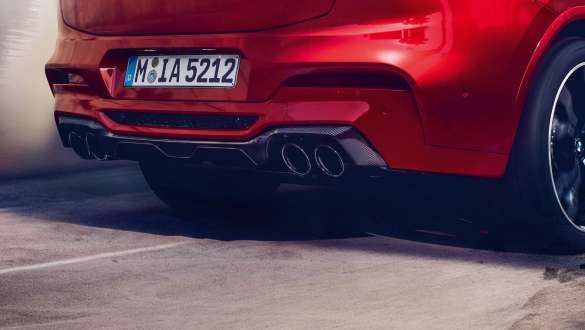 M Sport ispušni sustav. BMW X4 M Competition u Toronto Red metalik boji, vanjština, stražnji prikaz s M Sport ispušnim sustavom.