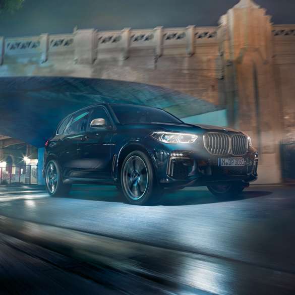 BMW X5 M50i s M TwinPower Turbo osmerocilindarskim benzinskim motorom Tročetvrtinski bočni prikaz BMW-a X5 M50i s M TwinPower Turbo osmerocilindarskim benzinskim motorom G05 Carbon black metalik boje