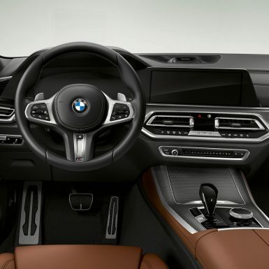 M kožni upravljač BMW-a X5 M50i i M50d G05 M kožni upravljač u kokpitu BMW-a X5 M50i i M50d G05