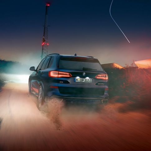 Prikaz stražnjeg kraja BMW-a X5 M50d Prikaz stražnjeg kraja BMW-a X5 M50d s M krovnim spojlerom G05 Carbon crne metalik boje