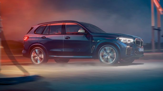 Bočni prikaz BMW-a X5 M50i i M50d Bočni prikaz BMW-a X5 M50i i M50d G05 s M lakometalnim kotačima Carbon crne metalik boje