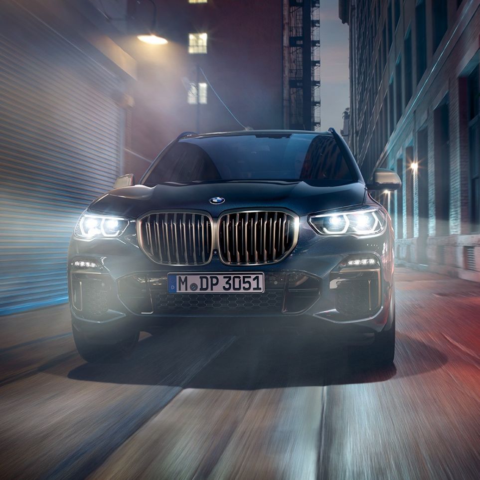 BMW rešetka maske BMW-a X5 M50i i M50d Prikaz BMW rešetke maske prednjeg kraja u Cerium Grey boji BMW-a X5 M50i i M50d G05 Carbon crne metalik boje