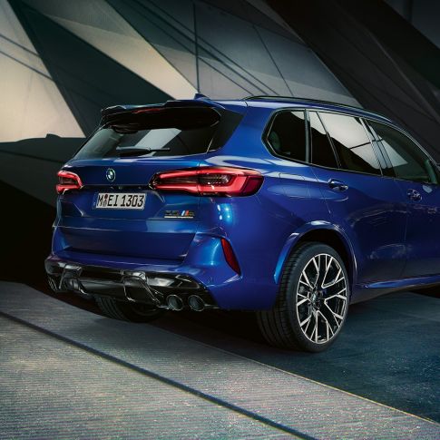 Tročetvrtinski prikaz stražnjeg kraja BMW-a X5 M Competition Tročetvrtinski prikaz stražnjeg kraja BMW-a X5 M Competition s M Sport ispušnim sustavom F95 Marina Bay Blue metalik boje