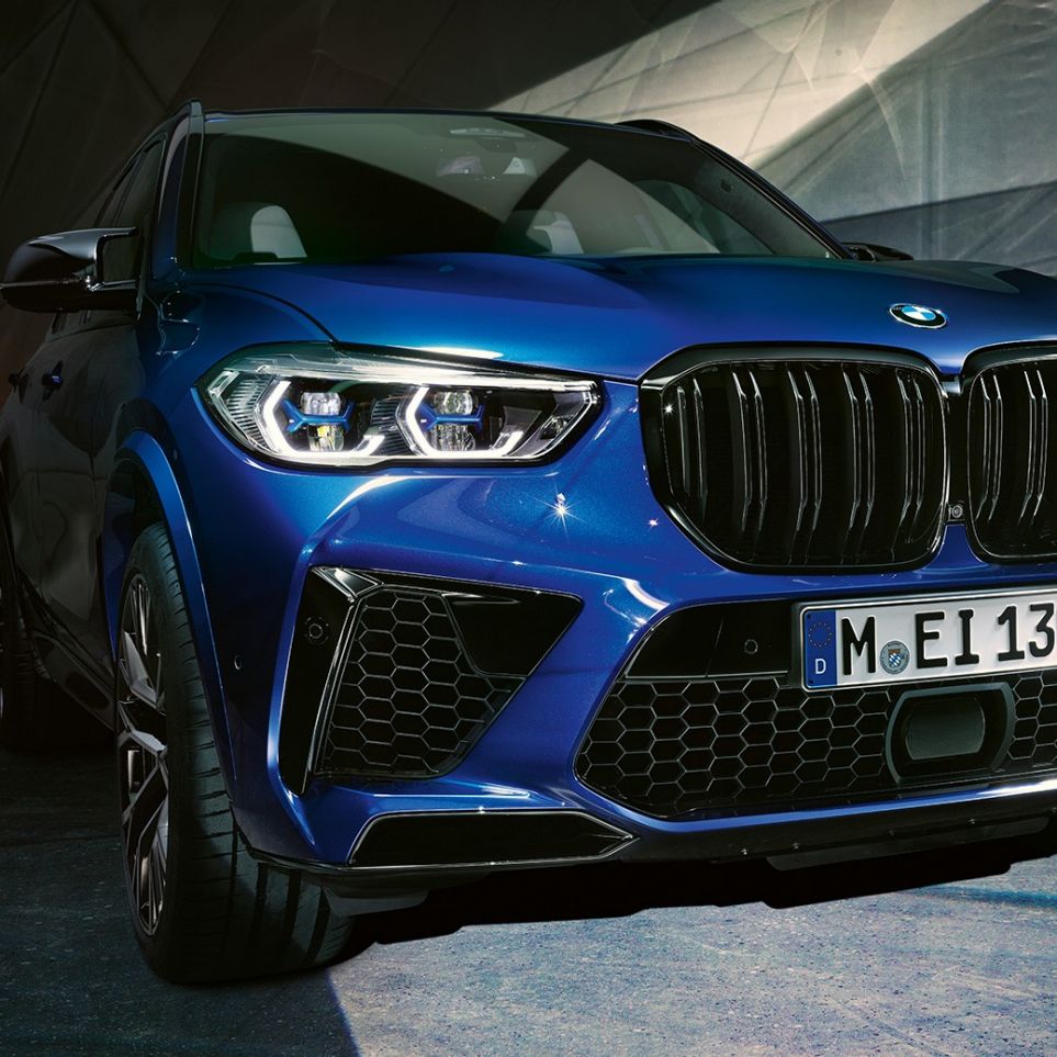 M dvostruka rešetka maske BMW-a X5 M Competition Detaljan prikaz prednjeg kraja i M dvostruke rešetke maske BMW-a X5 M Competition F95 Marina Bay Blue metalik boje