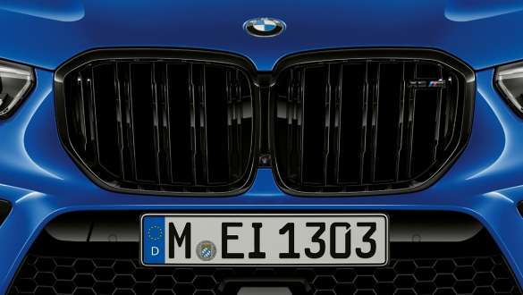 M specifična bubrežna rešetka za BMW X5 M Competition F95 M specifična bubrežna rešetka BMW X5 M Competition F95 2020 SUV Marina Bay Blue metalik pogled izbliza