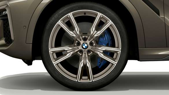 BMW X6 M50i sa fokusom na lakometalni kotači G06 BMW X6 M50i vanjština lakometalni kotači G06 2018 SUV