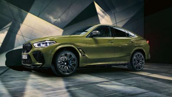BMW X6 M Competition sa M xDrive F96 BMW X6 M Competition sa M xDrive BMW Individual Specijalna Boja Urban Green SUV F96 2020 SUV pogled s boka