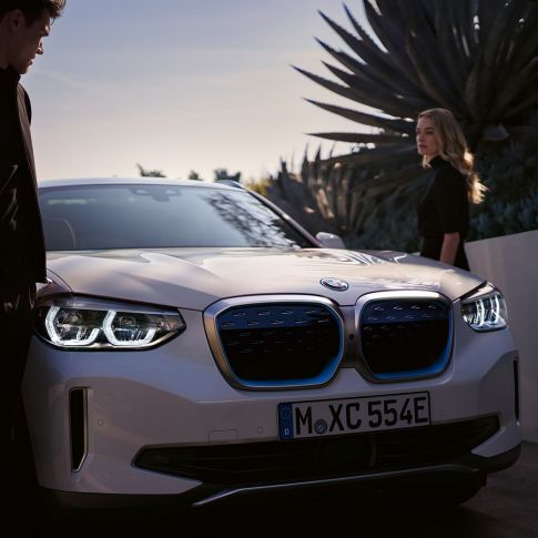 BMW iX3 G08 tročetvrtinski prednji prikaz s BMW i rešetkom bubrega BMW iX3 G08 2020 Mineral White metalik tročetvrtinski prednji prikaz s BMW i rešetkom bubrega