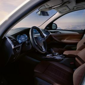 Kokpit BMW iX3 G08 s otvorenim vratima Kokpit BMW iX3 G08 2020 mineral white metalik s otvorenim vratima