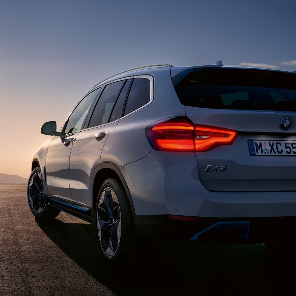 BMW iX3 G08 tročetvrtinski stražnji prikaz na cesti BMW iX3 G08 2020 Mineral White metalik tročetvrtinski stražnji prikaz na cesti