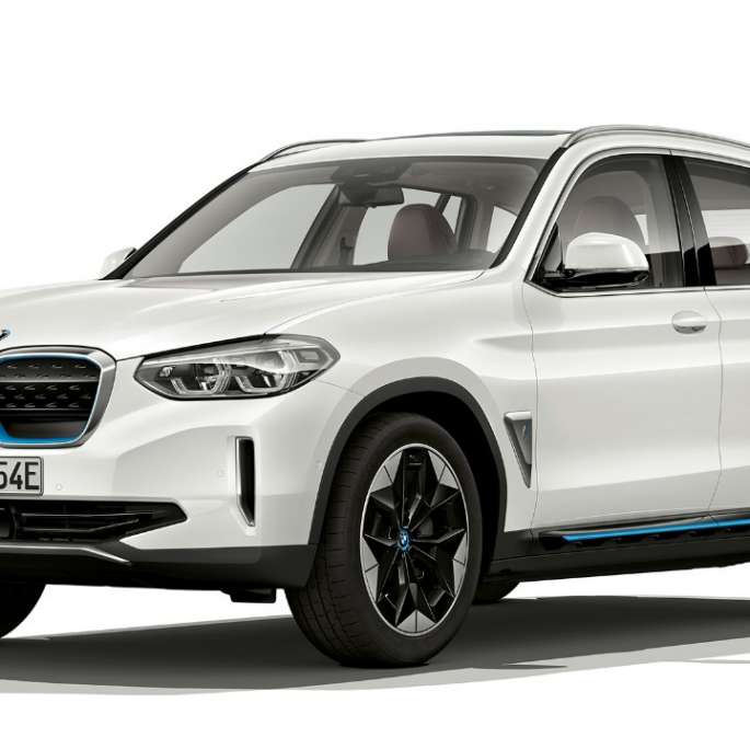 BMW iX3 G08 Model “Impressive” tročetvrtinski prednji prikaz BMW iX3 G20 2020 Model “Impressive! Mineral White metalik tročetvrtinski prednji prikaz