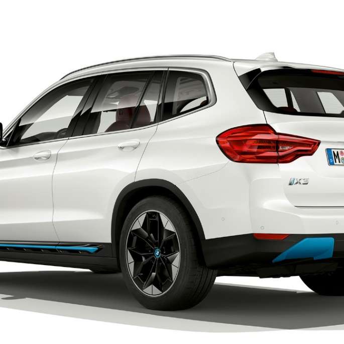 BMW iX3 G08 Model “Impressive” tročetvrtinski stražnji prikaz BMW iX3 G08 2020 Model “Impressive” Mineral White metalik tročetvrtinski stražnji prikaz