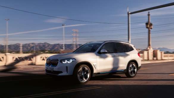 BMW IconicSounds Electric BMW iX3 G08 BMW IconicSounds Electric BMW iX3 G08 2020 u vožnji na cesti