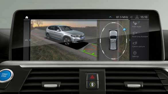Parking Assistant Plus BMW iX3 G08 Parking Assistant Plus BMW iX3 G08 2020 kontrolni zaslon unutrašnjost