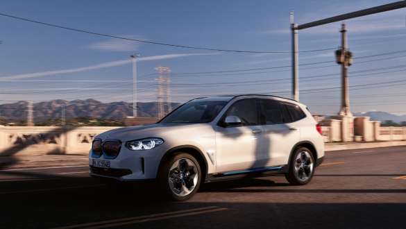 Adaptivni M ovjes BMW iX3 G08 u vožnji Adaptivni M ovjes BMW iX3 G08 2020 Mineral White metalik tročetvrtinski prednji prikaz u vožnji